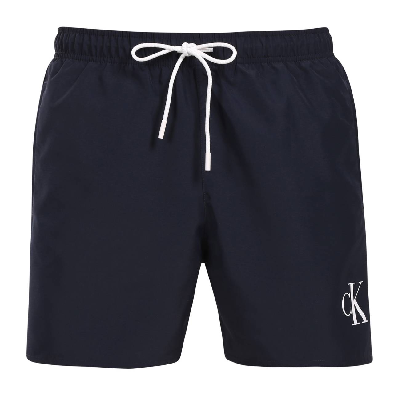 Bademode für Männer Calvin Klein dunkelblau (KM0KM01101-CEF) XXL.
Die neue Calvin Klein Bademode für Herren kombiniert das kultige Design der Marke mit modernen Elementen.
Calvin Klein-Qualität, die Sie nicht im Stich lässt
Calvin Klein Bademode wird zu 100 % aus recyceltem Polyester hergestellt, was eine hohe Qualität gewährleistet und gleichzeitig die Nachhaltigkeit fördert.
Durchdachtes Design für Ihren Komfort
Calvin Klein Bademode ist auf Komfort und Stil ausgerichtet.
Warum sollte Calvin Klein Bademode in Ihrem Kleiderschrank nicht fehlen?

Nachhaltigkeit: Die Bademode wird aus recycelten Materialien hergestellt, was die Auswirkungen auf die Umwelt reduziert.
Schnell trocknende Technologie: Das moderne Material bietet Ihnen den ganzen Tag über maximalen Komfort.
Elegantes und modernes Design: Calvin Klein kommt einfach nie aus der Mode.
Perfekte Wahl: Sie werden nicht nur am Strand, sondern auch bei Poolpartys oder beim Wassersport ein Star sein.

Calvin Klein Unterwäsche verleiht Ihnen einen einzigartigen Stil
Calvin Klein Herrenunterwäsche gehört zu den Aushängeschildern der Modeindustrie.
Pflegehinweise für Calvin Klein Bademode
Damit die Calvin Klein Bademode lange ihre Qualität und Farbe behält, ist es wichtig, die richtigen Pflegemaßnahmen zu ergreifen.

Waschen: Waschen Sie sie in der Waschmaschine bei maximal 30 °C und verwenden Sie ein mildes, materialschonendes Waschmittel.
Trocknen: Trocknen Sie Ihren Badeanzug nicht im Trockner, sondern lassen Sie ihn an der Luft im Schatten trocknen, damit die leuchtend rote Farbe nicht ausbleicht.
Lagerung: Lagern Sie den Badeanzug nach dem vollständigen Trocknen an einem trockenen und gut belüfteten Ort, um Schimmelbildung zu vermeiden.

Tip: Es kann schwierig sein, die richtige Unterwäsche zu finden, die perfekt sitzt.