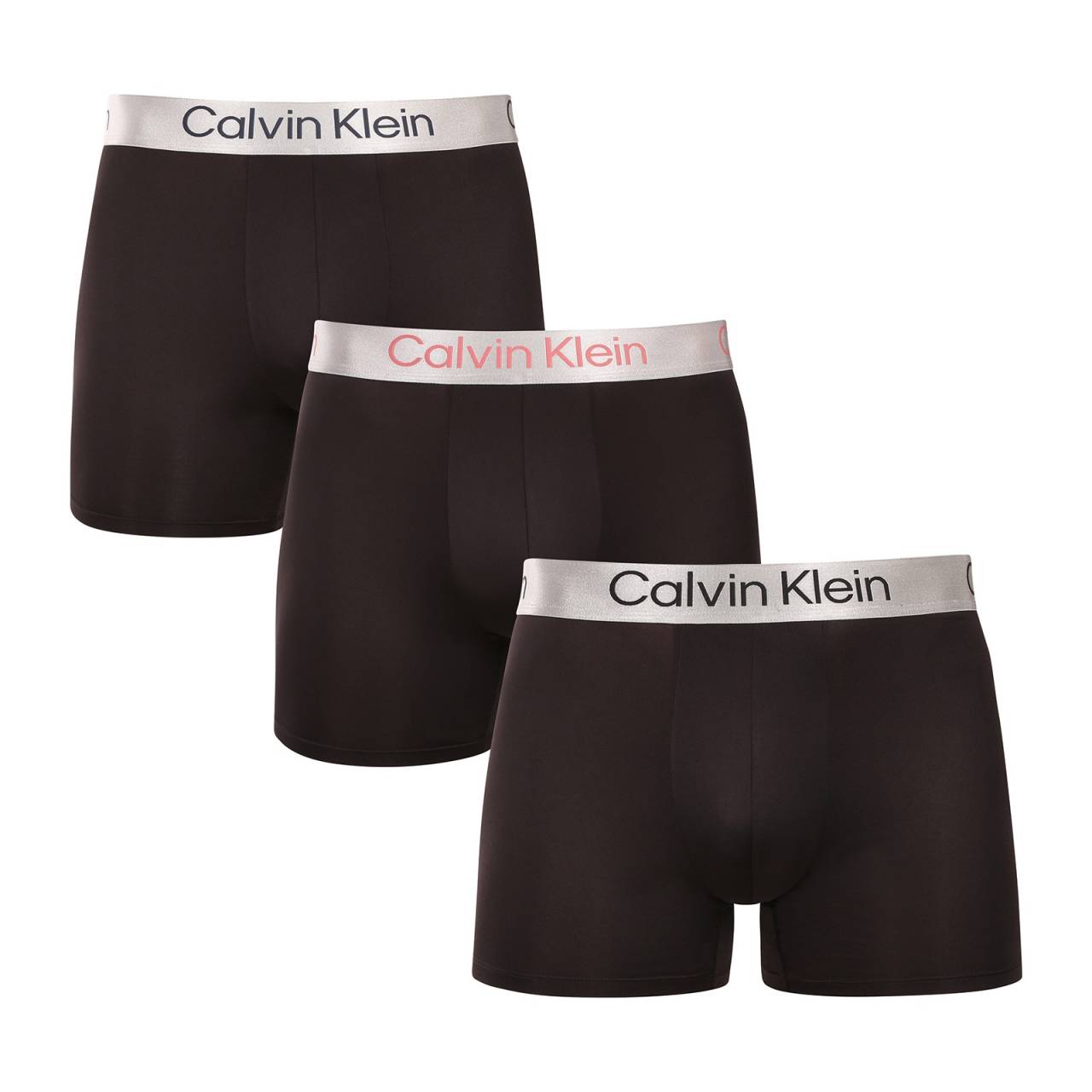 3PACK Moške boksarice Calvin Klein črne (NB4124-VSB) L.
Želite bokserice, ki vam nudijo popolno udobje, sodoben dizajn in vrhunsko kakovost?
Vrhunski material za celodnevno udobje
Te boksarice so izdelane iz kombinacije poliestra in elastana, kar zagotavlja popolno kombinacijo mehkobe, raztegljivosti in trpežnosti.
Sodobna zasnova in popolno prileganje
Minimalistični videz z elastičnim pasom dopolnjuje logotip Calvin Klein, ki boksaricam daje razkošen in prefinjen slog.
Zakaj vam bodo všeč bokserice Calvin Klein?

Lahkoten in zračen material: Idealno za vsakodnevno nošenje in zahtevne športne dejavnosti.
Daljše hlačke: Zagotavljajo boljšo pokritost in podporo, se ne zvijajo in ne stiskajo.
Hitro sušenje in trpežnost: Kot nalašč za aktiven življenjski slog.
Brezčasno oblikovanje: Minimalistična zasnova in razkošen videz Calvina Kleina.

Spodnje perilo Calvin Klein obožujejo ljudje po vsem svetu
Moško spodnje perilo Calvin Klein je ena od stalnic modne industrije.
Kako skrbeti za bokserje?
Če želite zagotoviti, da bodo vaše boksarice čim dlje ohranile popolno obliko in kakovost, upoštevajte naslednje smernice:

Pralnica: Priporočamo pranje pri 30 °C z blagim detergentom.
Likanje: Ni priporočljivo, da ne poškodujete materiala.
Sušilni stroj: Sušenje v sušilnem stroju ni priporočljivo, raje se posušite na zraku.

Nasvet: Iskanje pravega spodnjega perila, ki se vam popolnoma prilega, je lahko izziv.