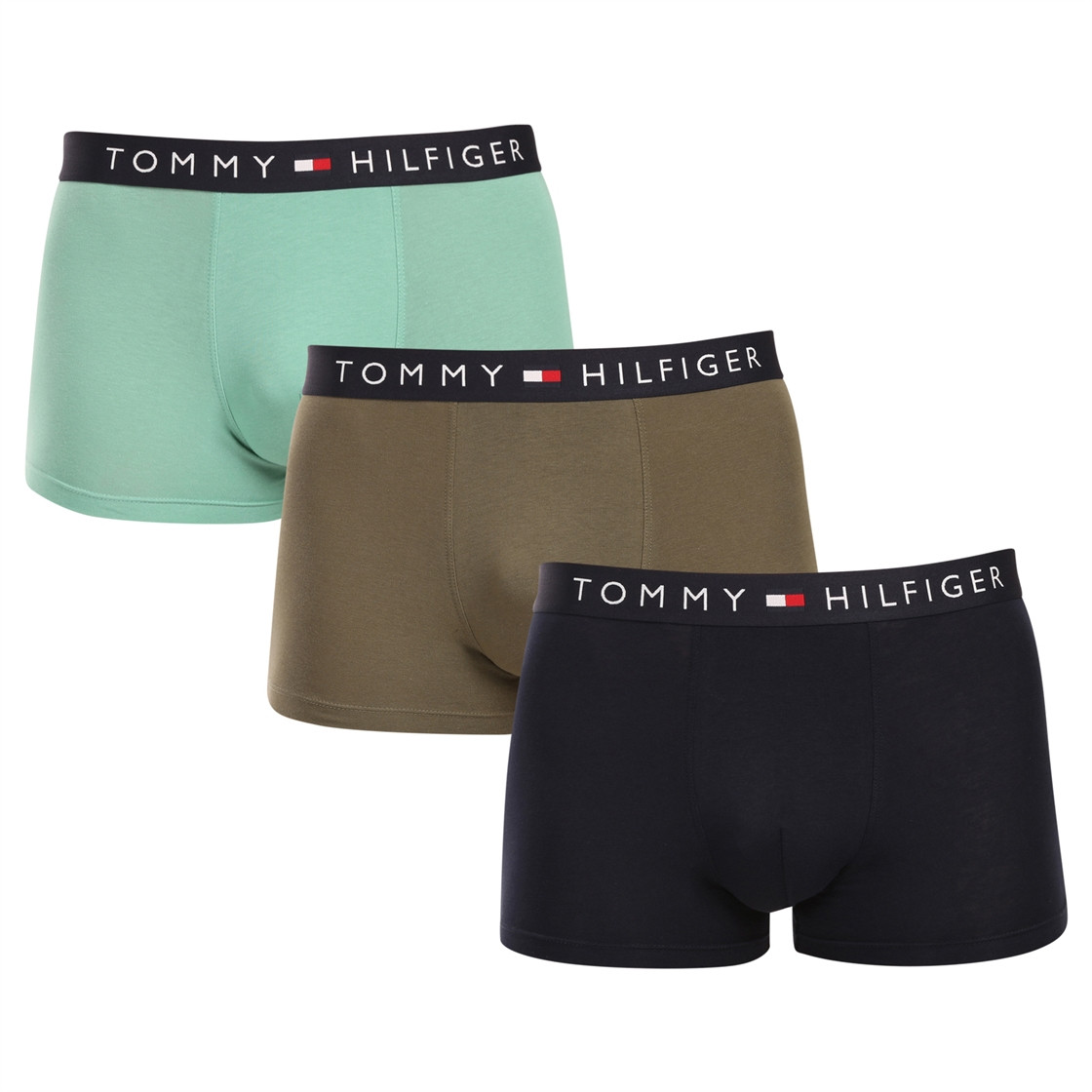 3PACK Herren Klassische Boxershorts Tommy Hilfiger mehrfarbig (UM0UM03180 0T2) XXL.
Gönnen Sie sich zeitlosen Stil und höchsten Komfort mit den Herren-Boxershorts von Tommy Hilfiger.
Hochwertiges Material für maximalen Komfort
Die Tommy Hilfiger Boxershorts sind aus weicher, sehr angenehm zu tragender Baumwolle mit einem Hauch von Elastan gefertigt, was ihnen Flexibilität und Haltbarkeit verleiht.
Ikonischer Stil und präziser Schnitt
Die Boxershorts haben längere Beine, die nicht hochgekrempelt werden und ausreichend Abdeckung und Komfort bieten.
Warum Sie Tommy Hilfiger Boxershorts nicht verpassen dürfen

Hochwertige Baumwolle mit Elastan: Weich, atmungsaktiv und bequem für ganztägigen Tragekomfort.
Längeres Bein und elastischer Bund: Stabilität, Stil und kein Scrollen.
Elegantes und zeitloses Design: Ideal für den Alltag und besondere Anlässe.

Tommy Hilfiger Unterwäsche ist eine Garantie für höchste Qualität
Die Marke Tommy Hilfiger wurde vor fast 40 Jahren zu einer Ikone amerikanischer Kleidung, und ihre farbenfrohe Palette aus Blau, Rot und Weiß ist auf den ersten Blick zu erkennen.
Pflegehinweise für Tommy Hilfiger Boxershorts

Waschen: Per bei 30 °C.
Trocknen: Boxer können bei niedriger Temperatur im Wäschetrockner getrocknet werden.
Bügeln: Falls erforderlich, können sie bei einer niedrigeren Temperatur gebügelt werden.

Tip: Das perfekte Stück Unterwäsche zu finden, kann manchmal eine Herausforderung sein.