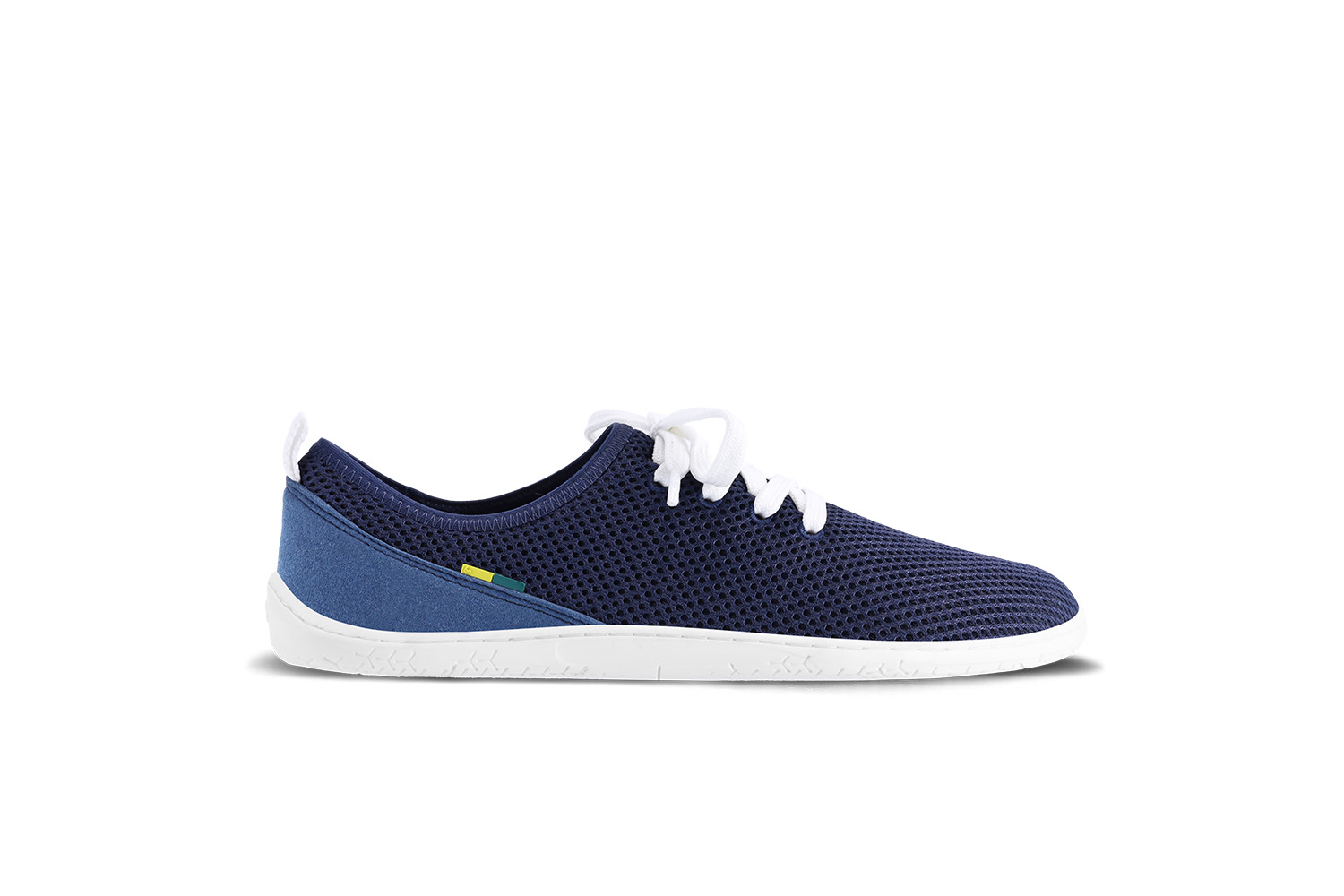 Barefoot zapatillas Be Lenka Dash - Dark Blue.
     zapatos ligerísimos para un movimiento activo en los meses de verano    fáciles de poner con la posibilidad de ajuste a través de los cordones    calzado ideal para los amantes del estilo deportivo para la ciudad y para hacer ejercicio    suela ActiveGrip con un diseño divertido y una increíble flexibilidad y durabilidad (las costuras de la suela prolongan la vida útil de los zapatos)    un práctico lazo, gracias al cual puedes sujetarlos fácilmente a tu mochila la suela Activegrip está creada no solo para caminar, sino también para deportes que requieren equilibrio el nuevo compuesto TR se caracteriza por una excelente resistencia a la abrasión, manteniendo al mismo tiempo una excelente flexibilidad suela cosida para una mayor duración del calzado
Ventajas de los zapatos descalzos:
imitan perfectamente el andar descalzola forma anatómica del zapato ofrece un espacio generoso para los dedosla caída cero de la suela mantiene el talón y la punta en un mismo plano para una postura adecuadasuela estimulante con un grosor de 4 mm (sin salientes) activa las terminaciones nerviosas del pielos materiales flexibles aseguran una mejor funcionalidad de los músculos y tendones del piela ligereza de los zapatos como prevención contra la fatiga de las piernas
Tipo: calzado de calle