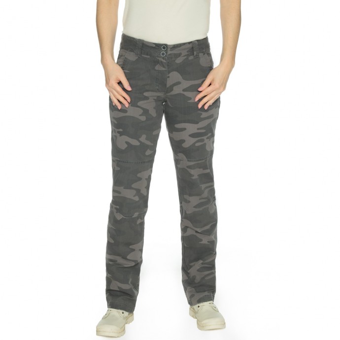 Bushman Hose Valdis dark grey 42P.
 Auf der Vorderseite befinden sich zwei Keiltaschen mit dreifach genähten Eingriffen, auf der Rückseite zwei Taschen mit Klappen mit verstecktem Knopfverschluss.
 Dank des Baumwollbands und den vier Knöpfen an der hinteren Mittelschlaufe kannst du den Taillenumfang auch ohne Gürtel problemlos verstellen.
 
 Spezifikation:
 100% Baumwolle
 220 g / m&sup2;
 strukturierter Stoff (Slub im Schuss)
 Fischgrätmuster
 enzymatische Vorwäsche
 reaktiver Textilfarbstoff
 Dreifachnähte
 YKK-Qualitäts-Reißverschluss
 funktionale Details
 größere Beinlängen verfügbar