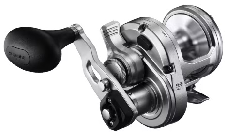 Shimano multiplikátor speedmaster ii 16 lb right hand.
 Ak hľadáte všestranný vysokorýchlostný multiplikátor, ktorý pokryje takmer všetok váš rybolov v slanej vode, kompaktný SpeedMaster II je ten navijak, ktorý ste hľadali.
 SpeedMaster II má rýchlosť, ktorú môžete napáliť, keď ju potrebujete.
 Pevné hliníkové telo Hagane SpeedMaster II je pozoruhodne kompaktné pre jednoduchú manipuláciu, najmä pri menších veľkostiach, a zabraňuje akémukoľvek vychýleniu vnútorných pohyblivých častí.
 Výkonná brzda je ovládaná ľahko ovládateľnou pákou, ktorá bezpečne zapadá na miesto, a ako extra bonus je aj náhradná páka brzdy, ktorá vytvára menej agresívnu brzdnú krivku pre optimálne použitie s monofilnými vlascami pri love pelagických druhov.