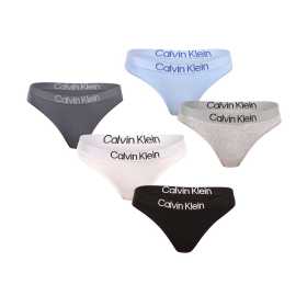 5PACK String femme Calvin Klein multicolore (QD5331-31G) XL.
Ajoutez une touche de luxe et d'exclusivité à votre garde-robe avec le string femme Calvin Klein.
Matériau de première qualité pour un confort tout au long de la journée
Le string Calvin Klein est fabriqué à partir d'un mélange de qualité de coton et de fibres synthétiques, offrant douceur, respirabilité et une sensation de confort sur la peau tout au long de la journée.
Design élégant et coupe pratique
Grâce à ses lignes simples, le string Calvin Klein s'associe parfaitement à toutes les tenues.
Pourquoi acheter un string Calvin Klein ?

Matériau de première qualité pour un confort ultime et un ajustement parfait.


Design intemporel avec le caoutchouc tressé emblématique.


Un excellent choix pour les vêtements de tous les jours, le sport et les occasions spéciales.

Les sous-vêtements Calvin Klein sont appréciés dans le monde entier.
Les sous-vêtements exceptionnels de Calvin Klein sont l'un des piliers de l'industrie de la mode.
Comment entretenir les strings Calvin Klein
Suivez ces étapes simples pour maintenir la qualité et le confort :

Blanchisserie: Per à une température maximale de 30 °C.


Séchage: Le string peut être séché au sèche-linge à basse température ou à l'air libre, à l'abri de la lumière directe du soleil, afin de préserver l'intensité de la couleur noire.


Repassage: Le repassage n'est pas nécessaire, ce qui vous fait gagner du temps.

 
Conseil : La recherche de vos sous-vêtements préférés peut s'avérer longue, c'est pourquoi nous voulons que vos pièces favorites durent longtemps.