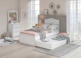 Malá dievčenská izba ii betty - biela/šedá.

 

Žiadna mladá parádnica sa nezaobíde bez toaletného stolíka, pri ktorom bude tráviť čas.

 

Detská posteľ pôsobí veľmi nadčasovým, elegantným, a napriek tomu jednoduchým štýlom.

 

Zásuvka pod posteľ sa dá využiť jednak ako prístelka na občasné prespanie kamarátov a jednak ako plnohodnotný objemný úložný priestor.

 

Nočné stolíky sú malými, ale zato veľmi praktickými pomocníkmi v izbe.

 

Malá dievčenská izba II sa skladá z týchto prvkov:


	Zásuvková komoda so zrkadlom Betty - 73x170x49cm (š, v, h)
	Detská posteľ 100x200cm Betty - 103x112x203cm (š, v, h)
	Vysúvacie lôžko/úložný priestor Betty - 93x24x194cm (š, v, h)
	Nočný stolík Betty – 47x54x46cm (š, v, h)


 

Všetky produkty z kolekcie Betty nájdete nižšie v súvisiacich produktoch.