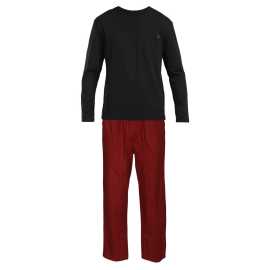 Pánske pyžamo Calvin Klein viacfarebné (NM2781E-SX5) XL.
Vychutnajte si svoje večery a rána v štýle Calvin Klein – v pohodlných, mäkkých a elegantných pánskych pyžamách, ktoré vás doslova pohladia.
Čistá bavlna pre prirodzený komfort
Pánske pyžamy Calvin Klein sú vyrobené zo 100 % bavlny, ktorá je priedušná, mäkká a príjemná na dotyk.
Elegantný vzhľad, ktorý si zamilujete
Jednofarebné tričko s dlhým rukávom a dlhé vzorované nohavice sú klasickou kombináciou, ktorá vyzerá štýlovo a sofistikovane.
Prečo by ste mali vyskúšať pyžamo Calvin Klein

100 % bavlna: Prírodný, priedušný a pohodlný materiál, ktorý zaručuje komfort.
Nadčasový a elegantný dizajn Calvin Klein: Jednoduchosť, ktorá vyzerá skvele.
Pohodlný strih pre voľnosť pohybu: Ideálne na spanie a relaxáciu doma.

Spodná bielizeň Calvin Klein je obľúbená u ľudí po celom svete
Spodná bielizeň Calvin Klein je základným prvkom módneho priemyslu.
Ako sa starať o pyžamy Calvin Klein

Pranie: Práťte na 30 °C, ideálne naruby a s podobnými farbami.
Sušenie: Pyžamo môžete bezpečne sušiť v sušičke pri nízkej teplote.
Žehlenie: Žehlenie nie je potrebné – materiál je dostatočne hladký, ale ak máte radi dokonalý vzhľad, žehlite pri nízkej teplote a naruby, bez naparovania.

Tip: Staňte sa odborníkom na starostlivosť o spodnú bielizeň vďaka tipom v našom článku a poskytnite svojim obľúbeným kúskom starostlivosť, ktorú si zaslúžia.