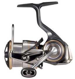 Daiwa navijak 20 luvias lt 2500.
 • LT (Light & Tough) 
 • Telo navijaka ZAION® MQ® Monocoque 
 • 9 guličkových ložísk 
 • ZAION® ROTOR 
 • TOUGH DIGIGEAR® 
 • Brzdný systém ATD™ 
 • ABS® hliníková cievka na dlhé hody 
 • AIR BAIL®