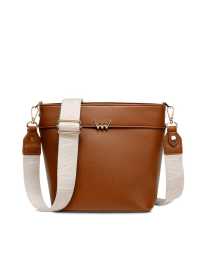 VUCH Verica Brown.

Glavno zapiranje na zadrgo
Torba vključuje dva trakova
Notranje žepe za drobnarije
 Crossbody
Breičasna klasika, ki jo lahko nosite poleti in pozimi, v službo ali na sprehod, h copatom ali visokim petam.