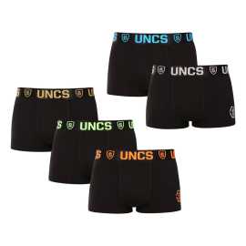 5PACK pánske boxerky UNCS čierné (24Z287PSPP) 3XL, trenky.
Pánske boxerky UNCS sú navrhnuté tak, aby poskytovali maximálne pohodlie a atraktívny dizajn vo všetkých veľkostiach.
Materiály, ktoré sa prispôsobia vašim potrebám
Tento model boxeriek je vyrobený z kvalitnej zmesi bavlny a elastanu, ktorá zaručuje maximálne pohodlie aj pri celodennom nosení.
Moderný strih a výrazný dizajn
Boxerky UNCS majú dlhšie nohavičky, ktoré zabraňujú odieraniu a poskytujú dodatočnú oporu počas pohybu.
Prečo by ste mali vyskúšať boxerky UNCS

Štýlový vzhľad: Moderný dizajn s kontrastnými prvkami dodáva boxerkám atraktívny vzhľad.
Dlhšie nohavičky: Poskytujú pohodlie a minimalizujú trenie pri pohybe.
Vytkávaná guma s logom UNCS: Pohodlný pás, ktorý pevne drží, ale zároveň netlačí.

Spodná bielizeň UNCS nielen pre milovníkov extravagancie
Pánska spodná bielizeň UNCS vyniká predovšetkým príjemnými materiálmi a jednoduchými strihmi.
Ako sa starať o boxerky UNCS?

Pranie: Odporúčame prať pri 30 °C s jemnými pracími prostriedkami, aby si materiál zachoval svoju kvalitu.
Sušenie: Je možné sušiť v sušičke pri nízkej teplote, čo šetrí čas.
Žehlenie: Nie je potrebné, pretože materiál drží svoj tvar bez ďalších úprav.

Tip: Staňte sa expertom na údržbu spodnej bielizne vďaka radám v našom článku a doprajte svojim obľúbeným kúskom starostlivosť, ktorú si zaslúžia.
