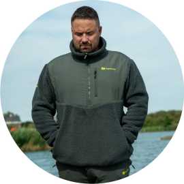 Ridgemonkey bunda apearel thermapro sherpa fleece green - xl.
 Hrudný panel je zo 100% nylonu a je vybavený ½ zipsom, ktorý pomáha regulovať prúdenie vzduchu a teplotu, a integrovaná chlopňa zaisťuje, že neprenikne žiadny prievan.
 Vlastnosti: •Zmes polyester/nylon v našej typickej zelenej farbe •Podšívka z kartáčovaného fleecu •Nadýchaný šerpa úplet zo syntetickej vlny •Štýl viacpanelového pulóvra •Polovina dĺžky predného zipsu s integrovanou chlopňou •Stojáčik s vysokým výstrihom •Nastaviteľný elastický golier a lem •Náprsné a bočné vrecká na zips •Konštrukcia kĺbového panelu •Ikonická, ale nenápadná značka RidgeMonkey APEarel