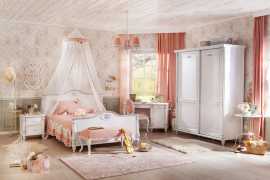 Dievčenská izba carmen - biela.

 

Študentská posteľ Carmen patrí k rovnomennej kolekcii tovaru pre dievčatá.

 

Nábytok z kolekcie Carmen je vyrobený z kvalitného lamina, MDF a masívneho dreva.

 

Dievčenská izba Carmen sa skladá z týchto prvkov:  


	Posteľ Carmen - 138x111x210cm (š, v, h)
	Nočný stolík Carmen - 50x56x42cm (š, v, h)
	Písací stôl Carmen - 117x75x61cm (š, v, h)
	Šatníková skriňa s posuvnými dverami Carmen - 170x210x64cm (š, v, h)


 

Všetok nábytok patriaci do kolekcie Carmen nájdete nižšie v súvisiacich produktoch.