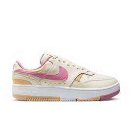Nike Gamma Force Womens Shoes 36,5. Klasika z 80. rokov s moderným nádychom Získajte štýlový vzhľad inšpirovaný basketbalovou estetikou 80. rokov s teniskami Nike Gamma Force . Vďaka kombinácii kože, semišu a sieťoviny sa tieto topánky môžu pochváliť nielen odolnosťou, ale aj jedinečným vzhľadom. Ľahká platforma vám dodá jemnú výšku a gumová podrážka Nike Grind pridá udržateľný prvok. Výhody  Kombinácia kože, semišu a sieťoviny: odolnosť a štýl v jednom. Ľahká platforma: Poskytuje mierne zvýšenie pre elegantnú siluetu. Gumová podrážka Nike Grind: obsahuje recyklované materiály pre udržateľnejšiu voľbu.    Force vám poskytne pohodlie a retro štýl na každý deň, nech už idete kamkoľvek.Podrážka - guma  S gumovou podrážkou sa proste nedá nič pokaziť. Dlho vydrží, ľahko sa čistí a má skvelú trakciu.