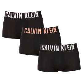 3PACK pánske boxerky Calvin Klein čierne (NB3611A-VVN) L, trenky.
Chcete boxerky, ktoré vám ponúknu dokonalé pohodlie, moderný dizajn a špičkovú kvalitu?
Prémiový materiál pre celodenné pohodlie
Tieto boxerky sú vyrobené z kombinácie umelých vlákien, čo zaisťuje dokonalú kombináciu mäkkosti, pružnosti a odolnosti.
Moderný dizajn a perfektný strih
Minimalistický vzhľad s vytkávanou gumou v páse dopĺňa logo Calvin Klein, ktoré boxerkám dodáva luxusný a sofistikovaný štýl.
Prečo si boxerky Calvin Klein zamilujete?

Ľahký a priedušný materiál: Ideálny na každodenné nosenie aj náročné športové aktivity.
Kratšie nohavičky: Umožňujú voľnosť pohybu, nezhrňujú sa a netlačia.
Rýchloschnúce a odolné: Perfektné pre aktívny životný štýl.
Nadčasový dizajn: Minimalistický dizajn a luxusný vzhľad Calvin Klein.

Spodná bielizeň Calvin Klein milujú ľudia po celom svete
Pánska spodná bielizeň Calvin Klein patrí medzi stálici módneho priemyslu.
Ako sa starať o boxerky?
Aby boxerky čo najdlhšie zachovali svoj perfektný tvar a kvalitu, dodržiavajte tieto pokyny:

Pranie: Odporúčame prať na 30 °C s jemným pracím prostriedkom.
Žehlenie: Neodporúča sa, aby nedošlo k poškodeniu materiálu.
Sušička: Sušenie v sušičke sa neodporúča, radšej sušte voľne na vzduchu.

Tip: Nájdenie správneho kusu spodnej bielizne, ktorý vám perfektne sedí, je niekedy náročné.