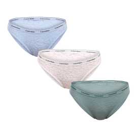 3PACK ženske hlačke Calvin Klein večbarvne (QD5069E-324) L.
Poudarite svojo osebnost s kakovostnim spodnjim perilom in si privoščite udobje z ženskimi spodnjicami Calvin Klein, ki združujejo ikoničen dizajn in praktično prileganje.
Lahka, zračna in popolnoma prilagodljiva
Material iz najlona je lahek, mehak na otip in odvaja vlago.
Športna eleganca z dozo ženstvenosti
Hlače imajo klasičen spodnji kroj z izrezanimi boki, ki vizualno podaljšajo noge.
Zakaj vam bodo všeč hlačke Calvin Klein

Prijeten material, ki 