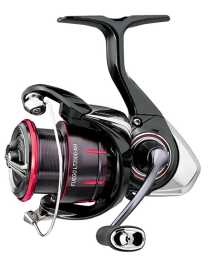 Daiwa navijak 23 fuego lt 5000 c.
   Parametre: •Dizajn AIRDRIVE • Telo valca ZAION V® •Konštrukcia tela MagSealed® •6 guličkových ložísk •ZAION V® AIRDRIVE ROTOR® •Prevody TOUGH DIGIGEAR® •Krížové navíjanie vlasca Cross Wrap® •Kovaná hliníková cievka na ďaleké hody ABS® •Rolový držiak AIRDRIVE Valček Twist Buster® III
