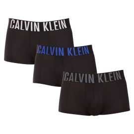 3PACK pánske boxerky Calvin Klein čierne (NB3611A-ZDH) XXL, trenky.
Chcete boxerky, ktoré vám ponúknu dokonalé pohodlie, moderný dizajn a špičkovú kvalitu?
Prémiový materiál pre celodenné pohodlie
Tieto boxerky sú vyrobené z kombinácie umelých vlákien, čo zaisťuje dokonalú kombináciu mäkkosti, pružnosti a odolnosti.
Moderný dizajn a perfektný strih
Minimalistický vzhľad s vytkávanou gumou v páse dopĺňa logo Calvin Klein, ktoré boxerkám dodáva luxusný a sofistikovaný štýl.
Prečo si boxerky Calvin Klein zamilujete?

Ľahký a priedušný materiál: Ideálny na každodenné nosenie aj náročné športové aktivity.
Kratšie nohavičky: Umožňujú voľnosť pohybu, nezhrňujú sa a netlačia.
Rýchloschnúce a odolné: Perfektné pre aktívny životný štýl.
Nadčasový dizajn: Minimalistický dizajn a luxusný vzhľad Calvin Klein.

Spodná bielizeň Calvin Klein milujú ľudia po celom svete
Pánska spodná bielizeň Calvin Klein patrí medzi stálici módneho priemyslu.
Ako sa starať o boxerky?
Aby boxerky čo najdlhšie zachovali svoj perfektný tvar a kvalitu, dodržiavajte tieto pokyny:

Pranie: Odporúčame prať na 30 °C s jemným pracím prostriedkom.
Žehlenie: Neodporúča sa, aby nedošlo k poškodeniu materiálu.
Sušička: Sušenie v sušičke sa neodporúča, radšej sušte voľne na vzduchu.

Tip: Nájdenie správneho kusu spodnej bielizne, ktorý vám perfektne sedí, je niekedy náročné.