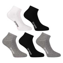 5PACK calzini Lee Cooper basso multicolore (PO41031-1) M.
Concedetevi la qualità e lo stile britannico con i calzini bassi alla caviglia di Lee Cooper.
Materiali confortevoli per l'uso quotidiano
Le calze Lee Cooper sono realizzate con una miscela di materiali di qualità che garantiscono comfort e durata.
Il design minimalista si adatta a qualsiasi abbigliamento
Le calze Lee Cooper hanno un design elegante e semplice, adatto a qualsiasi attività.
Perché scegliere le calze Lee Cooper?

Comfort e qualità: Il materiale in cotone è delicato sulla pelle e garantisce un comfort che dura tutto il giorno.
Design elegante: Il look elegante e minimalista accentuerà qualsiasi outfit.
Utilizzo versatile: Ideale per l'abbigliamento quotidiano e le attività sportive.

L'intimo Lee Cooper si adatta a ogni situazione
Il marchio britannico Lee Cooper è noto in tutto il mondo e il suo portafoglio è davvero ampio.
Come curare i vostri nuovi calzini preferiti
Per assicurarsi che i calzini Lee Cooper durino il più a lungo possibile, si consiglia di seguire queste linee guida:

Lavanderia: Per una temperatura massima di 30 °C.
Asciugatrice: Non asciugare in asciugatrice, non usare candeggina ed evitare il lavaggio a secco.
Stiratura: I calzini non devono essere stirati.

Suggerimento: Diventate esperti di manutenzione della lingerie con i consigli del nostro articolo e date ai vostri capi preferiti la cura che meritano.