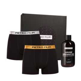 Pánska darčeková sada 2PACK boxerky Metalic a sprchový gel Pietro Filipi (3PBP1) XXL, trenky.
Ukážte svojmu milovanému mužovi, že vám na ňom záleží!
Čo obsahuje darčeková sada Pietro Filipi

2 páry štýlových pánskych boxeriek Pietro Filipi


1 balenie sprchového gélu Pietro Filipi s výživným zložením

 
Boxerky Pietro Filipi spájajú eleganciu a maximálnu kvalitu
Tieto boxerky sú vyrobené z mimoriadne jemného materiálu, takže sa v nich budete cítiť pohodlne po celý deň.
Výživný sprchový gél sa stará o vašu pokožku
Sprchový gél Pietro Filipi má jemné zloženie, ktoré nevysušuje pokožku, ale zanecháva ju jemnú a s sviežou, nenápadnou vôňou.
Prečo sa oplatí investovať do tejto darčekovej sady Pietro Filipi

Pohodlné boxerky na všetky príležitosti.


Kozmetika pre skutočných mužov.


Elegantné balenie.

 
Nový začiatok pre Pietro Filipi
Značka Pietro Filipi je na českom trhu už mnoho rokov a je známa najmä svojím moderným oblečením pre biznis a voľný čas.
Ako sa starať o svoje obľúbené boxerky
Aby vaše nové boxerky zostali v perfektnom stave, je dôležité dodržiavať tieto pokyny:

Pranie: Odporúčame prať boxerky na 40 °C.


Sušenie: Boxerky môžete sušiť v sušičke, ale len pri nízkej teplote, aby nedošlo k poškodeniu elastanu.


Žehlenie: Môžete ich žehliť pri nízkej teplote, ale odporúčame ich žehliť naruby, aby sa zachovala kvalita materiálu a logá.

Tip: Nájdenie správneho spodného prádla, ktoré vám perfektne sedí, môže byť niekedy náročné.