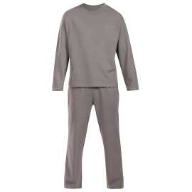 Pánske pyžamo Calvin Klein šedé (NM2951-PR8) M.
Vychutnajte si svoje večery a rána v štýle Calvin Klein – v pohodlných, mäkkých a elegantných pánskych pyžamách, ktoré vás doslova pohladia.
Čistá bavlna pre prirodzený komfort
Pánske pyžamy Calvin Klein sú vyrobené zo 100 % bavlny, ktorá je priedušná, mäkká a príjemná na dotyk.
Elegantný vzhľad, ktorý si zamilujete
Jednofarebné tričko s dlhým rukávom a dlhé vzorované nohavice sú klasickou kombináciou, ktorá vyzerá štýlovo a sofistikovane.
Prečo by ste mali vyskúšať pyžamo Calvin Klein

100 % bavlna: Prírodný, priedušný a pohodlný materiál, ktorý zaručuje komfort.
Nadčasový a elegantný dizajn Calvin Klein: Jednoduchosť, ktorá vyzerá skvele.
Pohodlný strih pre voľnosť pohybu: Ideálne na spanie a relaxáciu doma.

Spodná bielizeň Calvin Klein je obľúbená u ľudí po celom svete
Spodná bielizeň Calvin Klein je základným prvkom módneho priemyslu.
Ako sa starať o pyžamy Calvin Klein

Pranie: Práťte na 30 °C, ideálne naruby a s podobnými farbami.
Sušenie: Pyžamo môžete bezpečne sušiť v sušičke pri nízkej teplote.
Žehlenie: Žehlenie nie je potrebné – materiál je dostatočne hladký, ale ak máte radi dokonalý vzhľad, žehlite pri nízkej teplote a naruby, bez naparovania.

Tip: Staňte sa odborníkom na starostlivosť o spodnú bielizeň vďaka tipom v našom článku a poskytnite svojim obľúbeným kúskom starostlivosť, ktorú si zaslúžia.