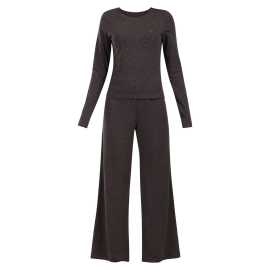 Dámske pyžamo Tommy Hilfiger šedé (UW0UW06230 P5Q) XL.
Vstúpte do sveta pohodlia a elegancie s dámskymi pyžamami Tommy Hilfiger, ktoré spájajú štýl, kvalitné materiály a neodolateľný vzhľad.
Prémiový materiál s ohľadom na prírodu
Dámske pyžamo Tommy Hilfiger je vyrobené z kombinácie regeneratívnej bavlny, elastanu a metalických vlákien.
Elegantný dizajn a nadčasový vzhľad
Pyžamo kombinuje jednoduchosť s výraznými detailmi.
Prečo by ste si nemali nechať ujsť pyžamo Tommy Hilfiger

Regeneratívna bavlna: Šetrná k prírode a vašej pokožke.
Štýlový vzhľad: Luxusný efekt vďaka metalickým vláknam.
Celodenné pohodlie: Ideálne nielen na noc, ale aj na relaxáciu doma.

Spodná bielizeň Tommy Hilfiger je zárukou najvyššej kvality
Značka Tommy Hilfiger sa stala ikonou americkej módy pred takmer 40 rokmi a jej modrá, červená a biela farebná kombinácia je okamžite rozpoznateľná.
Ako sa starať o svoje nové pyžamo
Aby vaše obľúbené pyžamo zostalo dlho v perfektnom stave, odporúčame dodržiavať tieto pokyny na údržbu.

Pranie: Per pyžamo na jemný program pri teplote do 30 °C.
Sušenie: Neodporúčame sušiť v sušičke.
Žehlenie: Ak je potrebné, žehli iba na nízku teplotu a ideálne naruby, aby sa zachoval lesk a štruktúra tkaniny.

Tip: Nájdenie obľúbeného spodného prádla môže byť niekedy zdĺhavý proces, preto chceme, aby vaše obľúbené kúsky vydržali čo najdlhšie.