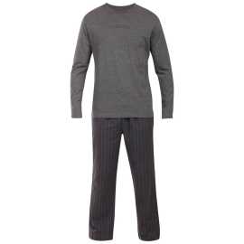 Pánske pyžamo Calvin Klein viacfarebné (NM2955-33G) XL.
Aj keď oddychujete, zaslúžite si štýl.
Prémiový materiál pre maximálne pohodlie
Pyžamy Calvin Klein sú vyrobené z vysoko kvalitnej bavlny s elastanom.
Elegantný strih a praktický dizajn
Pyžamo Calvin Klein sa skladá z trička s dlhými rukávmi a dlhých nohavíc s klasickou gumou.
Prečo si zamilujete pyžamo Calvin Klein

Prémiový komfort: Mäkký a pružný materiál zaisťuje maximálny komfort pri spánku alebo relaxácii doma.
Elegantný dizajn: Nadčasový vzhľad s dlhými rukávmi a hladkým povrchom bez zbytočných nápisov, ideálny pre mužov, ktorí chcú vyzerať dobre aj doma.
Kvalita značky: Pyžamy od ikonické značky Calvin Klein kombinujú štýl, funkčnosť a odolnosť.

Spodná bielizeň Calvin Klein je obľúbená u ľudí po celom svete
Výnimočná spodná bielizeň Calvin Klein je základom módneho priemyslu.
Ako sa starať o pánske pyžamy Calvin Klein
Aby vaše obľúbené spodné prádlo vydržalo čo najdlhšie, odporúčame dodržiavať tieto pokyny na údržbu.

Pranie: Práť pri 30 °C.
Sušenie: Pyžamo je vhodné sušiť v sušičke, ale odporúčame použiť jemný program pri nízkej teplote.
Žehlenie: Nežehlite.

 
Tip: Nájdenie obľúbeného spodného prádla môže byť niekedy zdĺhavý proces, preto chceme, aby vaše obľúbené kúsky vydržali čo najdlhšie.