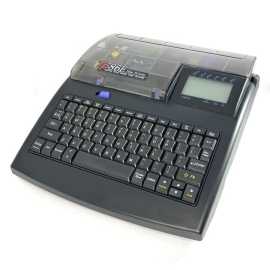 Supvan TP86E tlačiarna bužírok.

Tlač na bužírky, pásky a štítky — podporuje PVC bužírky aj pásky rôznych šírok

Veľký podsvietený LCD displej — pre jednoduché nastavenie a úpravu priamo na tlačiarni bužírok

Vstavaná slovenská diakritika — umožňuje tlač znakov s mäkčeňmi a dĺžňami

Vysoká kvalita a odolnosť tlače — tlačový výstup v kvalite 300 dpi, ktorý je vďaka TTR tlači odolný proti oderu, vode, olejom aj chemikáliám

Podpora rôznych veľkostí bužírok — možnosť potlače bužírok s priemerom od 2mm do 6mm a samolepiacich pások šírok 6mm, 9mm a 12mm

Rýchlosť tlače až 25 mm/s — pre efektívnu prácu aj pri väčších zákazkách

Možnosť pripojenia pomocou PC cez USB a Bluetooth — a editácia štítkov pomocou dodávaného softvéru

Pamäť na šablóny a opakované tlače — uložte si často používané štítky pre rýchle použitie

Rôzne fonty a veľkosti písma — možnosť nastavenia veľkosti, typu a štýlu písma

Podpora čiarových kódov — tlač bežne používaných typov kódov (Code39, EAN13, atď.)

Možnosť tlače grafiky a loga — jednoduché vloženie jednoduchého loga alebo symbolu

Napájanie zo siete alebo akumulátora — flexibilita použitia v kancelárii aj priamo v teréne

Odolné a kompaktné prevedenie — vhodné do náročnejších prevádzok a dielní

Automatická detekcia bužírky/pásky

Integrovaný čistič bužírky
Automatický koncový odrez bužírky/pásky

Obsah balenia: Popisovač bužírok Supvan TP86E, plastový kufrík, batérie, softvér, USB kábel, navádzanie bužírky, farbiaca páska, samolepiaca páska, SD karta, čítačka SD kariet