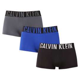 3PACK pánske boxerky Calvin Klein viacfarebné (NB3611A-Z2Q) L, trenky.
Chcete boxerky, ktoré vám ponúknu dokonalé pohodlie, moderný dizajn a špičkovú kvalitu?
Prémiový materiál pre celodenné pohodlie
Tieto boxerky sú vyrobené z kombinácie umelých vlákien, čo zaisťuje dokonalú kombináciu mäkkosti, pružnosti a odolnosti.
Moderný dizajn a perfektný strih
Minimalistický vzhľad s vytkávanou gumou v páse dopĺňa logo Calvin Klein, ktoré boxerkám dodáva luxusný a sofistikovaný štýl.
Prečo si boxerky Calvin Klein zamilujete?

Ľahký a priedušný materiál: Ideálny na každodenné nosenie aj náročné športové aktivity.
Kratšie nohavičky: Umožňujú voľnosť pohybu, nezhrňujú sa a netlačia.
Rýchloschnúce a odolné: Perfektné pre aktívny životný štýl.
Nadčasový dizajn: Minimalistický dizajn a luxusný vzhľad Calvin Klein.

Spodná bielizeň Calvin Klein milujú ľudia po celom svete
Pánska spodná bielizeň Calvin Klein patrí medzi stálici módneho priemyslu.
Ako sa starať o boxerky?
Aby boxerky čo najdlhšie zachovali svoj perfektný tvar a kvalitu, dodržiavajte tieto pokyny:

Pranie: Odporúčame prať na 30 °C s jemným pracím prostriedkom.
Žehlenie: Neodporúča sa, aby nedošlo k poškodeniu materiálu.
Sušička: Sušenie v sušičke sa neodporúča, radšej sušte voľne na vzduchu.

Tip: Nájdenie správneho kusu spodnej bielizne, ktorý vám perfektne sedí, je niekedy náročné.