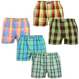 5PACK pánske trenky Styx klasická guma nadrozmer viacfarebné (5E110105) 3XL, trenírky.
Doprajte si štýl a pohodlie s pánskymi šortkami Styx v pestrých farbách a originálnom dizajne.
Mäkký materiál pre celodenné pohodlie
Šortky Styx sú vyrobené zo 100 % bavlny, ktorá ponúka mäkkosť a priedušnosť aj pri celodennom nosení.
Originálny dizajn a pohodlné nosenie
Šortky Styx vnesú do vášho šatníka hravosť a jedinečný štýl vďaka odvážnym farbám a originálnym potlačiam.
Prečo si zaobstarať šortky Styx?

Vyrobené v Českej republike s dôrazom na kvalitu a precíznosť.


Materiál zo 100 % bavlny pre mäkkosť a pohodlie.


Originálne a zábavné vzory, ktoré vás odlíšia.

Kvalita z Českej republiky, to je spodná bielizeň Styx
Spodná bielizeň Styx sa kompletne vyrába v Českej republike.
Ako sa starať o šortky Styx
Ak chcete zachovať kvalitu a pohodlie svojich šortiek, postupujte podľa týchto pokynov:

Pranie: Perte pri maximálnej teplote 30 °C, aby ste zachovali intenzívne farby a mäkkosť bavlny.


Sušenie: Neodporúčame sušenie v bubnovej sušičke, radšej ich nechajte voľne uschnúť na vzduchu.


Žehlenie: Šortky môžete žehliť pri nízkej teplote, aby mali hladký vzhľad.

Tip: Staňte sa expertom na údržbu spodnej bielizne vďaka tipom v našom článku a doprajte svojim obľúbeným kúskom starostlivosť, akú si zaslúžia.