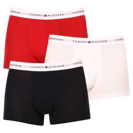3PACK Moške boksarice Tommy Hilfiger večbarvne (UM0UM02761 0UB) XL.
Privoščite si brezčasen slog in vrhunsko udobje z moškimi boksericami Tommy Hilfiger.
Vrhunski material za maksimalno udobje
Boksarice Tommy Hilfiger so izdelane iz mehkega, na otip prijetnega bombaža z dodatkom elastana, ki jim daje prožnost in trpežnost.
Ikoničen slog in natančen kroj
Bokserji imajo daljše noge, ki se ne zvijajo, ter zagotavljajo zadostno pokritost in udobje.
Zakaj ne smete zamuditi boksaric Tommy Hilfiger

Vrhunski bombaž z elastanom: Mehke, zračne in udobne za celodnevno nošenje.
Daljše noge in elastičen pas: Stabilnost, slog in brez premikanja.
Elegantna in brezčasna zasnova: Odlično za vsak dan in posebne priložnosti.

Spodnje perilo Tommy Hilfiger je zagotovilo najvišje kakovosti
Blagovna znamka Tommy Hilfiger je pred skoraj 40 leti postala ikona ameriškega oblačenja, njena barvita paleta modre, rdeče in bele barve pa je prepoznavna že na prvi pogled.
Kako skrbeti za bokserje Tommy Hilfiger

Pralnica: Per pri 30 °C.
Sušenje: Bokserje lahko sušite v sušilnem stroju pri nizki temperaturi.
Likanje: Po potrebi jih lahko likate pri nižji temperaturi.

Nasvet: Iskanje popolnega spodnjega perila je včasih lahko izziv.