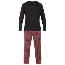 Pánske pyžamo Calvin Klein viacfarebné (NM2956-33F) S.
Vychutnajte si svoje večery a rána v štýle Calvin Klein – v pohodlných, mäkkých a elegantných pánskych pyžamách, ktoré vás doslova pohladia.
Čistá bavlna pre prirodzený komfort
Pánske pyžamy Calvin Klein sú vyrobené zo 100 % bavlny, ktorá je priedušná, mäkká a príjemná na dotyk.
Elegantný vzhľad, ktorý si zamilujete
Jednofarebné tričko s dlhým rukávom a dlhé vzorované nohavice sú klasickou kombináciou, ktorá vyzerá štýlovo a sofistikovane.
Prečo by ste mali vyskúšať pyžamo Calvin Klein

100 % bavlna: Prírodný, priedušný a pohodlný materiál, ktorý zaručuje komfort.
Nadčasový a elegantný dizajn Calvin Klein: Jednoduchosť, ktorá vyzerá skvele.
Pohodlný strih pre voľnosť pohybu: Ideálne na spanie a relaxáciu doma.

Spodná bielizeň Calvin Klein je obľúbená u ľudí po celom svete
Spodná bielizeň Calvin Klein je základným prvkom módneho priemyslu.
Ako sa starať o pyžamy Calvin Klein

Pranie: Práťte na 30 °C, ideálne naruby a s podobnými farbami.
Sušenie: Pyžamo môžete bezpečne sušiť v sušičke pri nízkej teplote.
Žehlenie: Žehlenie nie je potrebné – materiál je dostatočne hladký, ale ak máte radi dokonalý vzhľad, žehlite pri nízkej teplote a naruby, bez naparovania.

Tip: Staňte sa odborníkom na starostlivosť o spodnú bielizeň vďaka tipom v našom článku a poskytnite svojim obľúbeným kúskom starostlivosť, ktorú si zaslúžia.