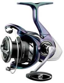 Daiwa navijak 24 regal lt 5000 d-c.
 Airdrive Rotor posúva výkon na ďalšiu úroveň a poskytuje výnimočnú tuhosť a minimálny ohyb aj pri vysokých tlakoch odporu.
 Zažite lepšiu rovnováhu pri spárovaní s vašim preferovaným prívlačovým prútom, pretože zníženie hmotnosti predného rotora maximalizuje vašu kontrolu a presnosť.
 Vylepšite svoje rybárske nastavenia s Daiwa Regal LT, kde sa pokročilá technológia snúbi so špičkovým výkonom.
 Vlastnosti: •Airdrive Design •Telo a Kryt Tela ZAION V •Airdrive Rotor •Tough Digigear •Infinite Anti-Reverse •ATD Typ - L brzdový systém •Cross Wrap systém •ABS Hliníková Longcast Cievka •Twist Buster III Kladka •T-Shape Páčka Rukoväte