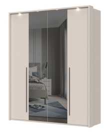 Štvordverová šatníková skriňa so zrkadlom a led osvetlením baptiste –.


Kľúčové vlastnosti:


	Luxusný dizajn: Skriňa je navrhnutá v moderných líniách a luxusnej kašmírovej farbe s matným finishom, ktorá je doplnená kávovo hnedými úchytkami.
	Kvalitné materiály: Vyrobená z vysoko kvalitného lamina s hrúbkou 18-25 mm v kombinácii s MDF doskou pre čelá dverí a zásuviek.
	Odolný povrch: Povrch nábytku je upravený UV lakom, ktorý je až 5x odolnejší ako bežný lak.
	Soft close systém: Každý prvok je vybavený systémom tichého a pomalého dovierania dvierok a zásuviek, čo zvyšuje komfort používania.
	Vnútorné usporiadanie: Skriňa obsahuje 6 políc a dve šatníkové tyče, ktoré poskytujú dostatok úložného priestoru pre všetko šatstvo.
	Zrkadlo a LED osvetlenie: Prostredné dvere sú opatrené zrkadlom a skriňa je vybavená LED osvetlením, ktoré je súčasťou balenia.
	Nastaviteľné nôžky: Vďaka nim je možné nábytok ľahko vyrovnať aj na nerovnom povrchu.



Variabilita a prispôsobenie:


	Skriňa je k dispozícii v troch variantoch: základná, s rámom a s LED osvetlením.
	Možnosť dokúpenia širokej škály doplnkov, ako sú ďalšie LED zdroje či police, umožňuje prispôsobenie skrine presne podľa vašich potrieb.



Rozmery:


	Šírka: 187 cm
	Výška: 226 cm
	Hĺbka: 60 cm



Kolekcia Baptiste poskytuje nielen funkčný, ale aj estetický zážitok.

 