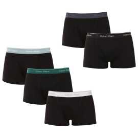 5PACK pánske boxerky Calvin Klein čierné (NB1897-2Q9) XXL, trenky.
Doprajte si luxusné pohodlie s pánskymi boxerkami Calvin Klein, ktoré spájajú jednoduchosť, štýl a maximálne pohodlie.
Materiál, ktorý vás nesklame
Boxerky sú vyrobené zo 100 % bavlny, ktorá je príjemná na dotyk, priedušná a šetrná k pokožke.
Minimalistický dizajn a strih pre maximálne pohodlie
Boxerky majú kratšie nohavice, ktoré poskytujú voľnosť pohybu a pohodlný pocit pri nosení.
Prečo si zamilujete boxerky Calvin Klein

Prémiové pohodlie: Vysoko kvalitná bavlna je mäkká, priedušná a príjemná na dotyk s pokožkou.
Kultový dizajn: Klasický tkaný elastický pás s logom Calvin Klein.
Univerzálny strih: Kratšie nohavice poskytujú voľnosť pohybu a pohodlie pri každodennom nosení.

Spodná bielizeň Calvin Klein je obľúbená u ľudí po celom svete
Výnimočná spodná bielizeň Calvin Klein je základným prvkom módneho priemyslu.
Ako sa starať o boxerky Calvin Klein
Aby vaše obľúbené spodné prádlo vyzeralo dlho ako nové, odporúčame dodržiavať tieto pokyny na údržbu.

Pranie: Perte na 30 °C v jemnom cykle, ideálne naruby.
Sušenie: Nesušte v sušičke, nechajte voľne uschnúť.
Žehlenie: Nežehlite, materiál to nevyžaduje a mohlo by dôjsť k jeho poškodeniu.

Tip: Nájdenie správneho kusu spodnej bielizne, ktorý vám perfektne sedí, môže byť niekedy náročné.