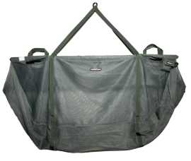 Ridgemonkey vážiaci sak procare retainer sling xl.
 Záves je navrhnutý pre jednoduché použitie a má držadlá na oboch koncoch pre ľahké zdvíhanie, rovnako ako reflexné pásky Hi-Viz na prednej strane popruhu, ktoré jasne svietia pod svetlom baterky, čo uľahčuje nájdenie popruhu v tme.
 Veľká sieťovina s voľným prietokom umožňuje rýchle odvodnenie, uľahčuje presné váženie a rýchle sušenie medzi jednotlivými použitiami, zatiaľ čo zahrnutie cestovného puzdra proti zápachu pridáva ďalšiu vrstvu pohodlia na kontrolu zápachu počas prepravy.
 K dispozícii v štandardnej a XL.
 Špecifikácia: 
 • Dvojité YKK zipsy s integrovanou bezpečnostnou sponou pre bezpečné uloženie • Vážiace popruhy pre veľké zaťaženie s veľkými pevnými vážiacimi slučkami • Držadlá na oboch koncoch pre ľahké zdvíhanie a prenášanie • Unikátny predĺžený predný zips pre ľahké uvoľnenie • Zosilnené koncovky • Mäkká voľne priepustná sieťovina umožňuje rýchle odvodnenie • Reflektorové pásy Hi-Viz pre ľahkú viditeľnosť za zlých svetelných podmienok a pre jednoduchý proces uvoľnenia • Mäkká vnútorná prepážka na zips pre väčšiu bezpečnosť • Plaváky po celej dĺžke poskytujú vztlak a stabilitu • Integrované puzdro na retenčnú šnúru • Dodávané s retenčnou šnúrou a 3/8 BSF adaptérom • Vrátane cestovného puzdra proti zápachu 
 BALENIE ZOZNAM: 
 ProCare Retainer Sling Prídržná šnúra 3/8 závit / delený krúžok Cestovné puzdro proti zápachu 
 Rozmery: 
 1000mm (w) x 680mm (h) x 50mm (d) XL: 1200 mm (w) x 750 mm (h) x 55 mm (d) 
 Hmotnosť: 
 470g XL: 500g 
 Záves ProCare Retainer Sling slúži ako záves na váženie, tak aj ako krátkodobý pridržiavač, ktorý vám umožní zvážiť úlovok a uchovať ho v bezpečí, zatiaľ čo si budete pripravovať vybavenie fotoaparátu alebo nechať rybu zotaviť sa pred vypustením.