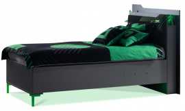 Posteľ s úložným priestorom 120x200 cm diego - čierna, zelená.

 

Je vyrobená z kvalitnej 18mm drevotriesky (lamina), čo zaručuje dlhú životnosť a pevnosť konštrukcie.

 

Čalúnené čelo s jemnou výšivkou dopĺňajú dve praktické vrecká na uloženie kníh, časopisov alebo telefónu. Dvojdielna polica za čelom postele ponúka navyše ďalšiu odkladaciu plochu.

 

Pre modernú (a hernú) atmosféru je posteľ vybavená RGB LED osvetlením – ovládaným dotykom – umiestneným pod posteľou a za čelom. Môžete si tak jednoducho nastaviť podsvietenie presne podľa aktuálnej nálady. Integrovaná USB nabíjačka sa postará o vaše zariadenia, takže budete mať všetko potrebné vždy po ruke.

 

15 cm vysoké ABS nohy umožňujú pohodlné čistenie aj pod posteľou, čo výrazne uľahčí celkovú údržbu izby.

 

Posteľ Diego je ideálnou voľbou pre študentské a herné izby, kde sa spája pohodlie, funkčnosť a štýl.

 

Posteľ je dodávaná s výklopným roštom a úložným priestorom, bez matraca!

 

Rozmery postele sú 151 × 125 × 220 cm (š,v,h).

 

Ďalší nábytok z kolekcie Diego nájdete v súvisiacich produktoch nižšie.