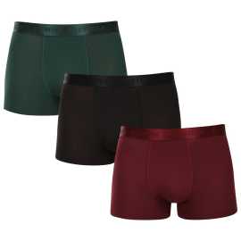 3PACK pánske boxerky Tommy Hilfiger viacfarebné (UM0UM02760 0VI) XL, trenky.
Doprajte si nadčasový štýl a špičkový komfort s pánskymi boxerkami od značky Tommy Hilfiger.
Prémiový materiál pre maximálne pohodlie
Boxerky Tommy Hilfiger sú vyrobené z jemnej, na dotyk veľmi príjemnej bavlny s prímesou elastanu, ktorý im dodáva pružnosť a dlhú životnosť.
Ikonyický štýl a precízny strih
Boxerky majú dlhšie nohavičky, ktoré sa nevyhrávajú a poskytujú dostatočné zakrytie a komfort.
Prečo by vám boxerky Tommy Hilfiger nemali chýbať

Prémiová bavlna s elastanom: Mäkká, priedušná a pohodlná na celodenné nosenie.
Dlhšie nohavičky a vyšívaný guma: Stabilita, štýl a žiadne rolovanie.
Elegantný a nadčasový dizajn: Skvelé na každodenné aj špeciálne príležitosti.

Spodná bielizeň Tommy Hilfiger je zárukou najvyššej kvality
Značka Tommy Hilfiger sa stala ikonou amerického obliekania pred takmer 40 rokmi a jej farebnosť v odtieňoch modrej, červenej a bielej je rozpoznateľná na prvý pohľad.
Ako sa starať o boxerky Tommy Hilfiger

Pranie: Per na 30 °C.
Sušenie: Boxerky možno sušiť v sušičke pri nízkej teplote.
Žehlenie: V prípade potreby je možné ich žehliť na nižšiu teplotu.

Tip: Nájdenie ideálneho kúsku spodnej bielizne môže byť niekedy náročné.