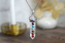 Čakrový Amulet obojstranný obelisk KRIŠTÁĽ - Harmónia čakier Obojstranný generátor z krištáľu, je označovaný ako neutrálny generátor, pretože ním prechádzajú energie priamo a bez výchyliek.

Čakry sú jemné energetické body, ktoré sú také naše “energetické kolesá”.  Fungujú ako miesta výmeny energie.

Afirmácia: Cítim a prijímam Božskosť vo svojom vnútri. 

Krištáľ symbolizuje svetlo na Zemi, jeho očistnú a liečivú energiu.