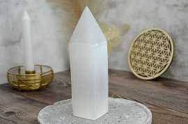 Obelisk/ Generátor jemných vibrácií SELENIT #V2 Selenit má veľmi jemné vibrácie a pomáha pri komunikácií s Anjelmi a pôsobí na rozvoj korunnej čakry, pre napojenie na Božstvo.
Selenit podporuje životné zmeny, prečisťuje rozum, upokojuje neistotu a starosti, dodáva pokoj, posilňuje schopnosti svojho nositeľa, reguluje preťaženie a nadmerné sebavedomie, podporuje vnútorný vývoj, láskavosť a intuíciu.