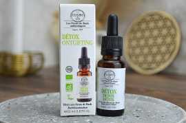 Kvetová esencia - BIO Bachov Elixír / Kvapky - DETOX DETOX je pre každého, kto potrebuje nájsť novú rovnováhu.

Autentický Bachov kvetinový liek
Fľaštička s kvapkadlom 20 ml
Certifikácie: ECOCERT organické, Certifié agriculture biologique

Ako používať
Nakvapkajte 4 kvapky elixíru do pohára s trochou vody, alebo nakvapkajte pod jazyk, 4 krát denne, alebo si nakvapkajte 16 kvapiek do malej fľaše s vodou a pite počas dňa. 

Bezpečnostné opatrenia - Neprekračujte dennú ustanovenú dávku.

Zloženie : BIO brandy 40% , Výťažky z kvetov (1/250) : Agrimonia Eupatoria, Aqua Petra, Ulmus Procera, Olea Europaea, Malus Sylvestris, Verbena Officinalis

Tento elixír bol certifikovaný ako organický spoločnosťou Ecocert.

  

Made in France

Výrobca: Elixirs & Co, Paríž, Francúzko