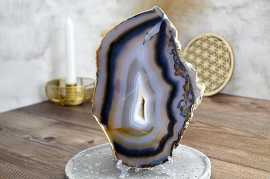 ACHÁT ŠEDÝ plát Duchovného rastu a emocionálnej úľavy #1 - 21 cm Afirmácia: Svoje myšlienky formulujem a vyjadrujem od srdca 

Účinky na dušu-  Achát šedý sa vyznačuje obrovskou schopnosťou harmonizovať telo, dušu, myseľ a emócie.
Stabilizuje auru človeka, čím zlepšuje jeho každodenný život.
Achát šedý rovnako znižuje vnútorný nepokoj, hnev a napätie.