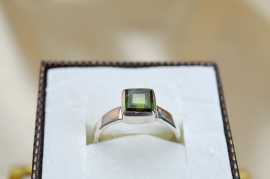 Strieborný prsteň ZELENÝ TURMALÍN/ VERDELIT briliant  #1 - Šťastie, Hojnosť, Bezpodmienečná láska, Zdravé srdce, Vitalita Afirmácia: Vážim si seba a milujem sa za to kto som

Zelený turmalín vyrovnáva mužské a ženské energie, priťahuje šťastie a hojnosť, premieňa negatívnu energiu na pozitívnu.