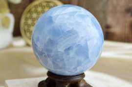 Guľa KALCIT modrý #3 - Vnútorný mier, Upokojenie, Komunikácia, Zosilňovač energie AAA Kvalita Tvar Gule predstavuje harmóniu jednoty, nekonečno, zvnútornenie .

Afirmácia: Každý môj nádych ma naplňuje vnútorným pokojom a prejasňuje moje videnie. 

KALCIT Modrý dodáva nášmu aurickému poľu silné a zároveň pokojne svetlo.