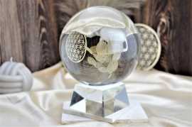 Feng-Shui brúsená veštecká Kryštáľová guľa AA kvalita 14,5 cm 4,4kg v Darčekovom Balení Feng shui Kryštáľová veštecká guľa vysokej kvality, vybrúsená z prírodného Krištáľového skla, vo vysokej kvalite , s dokonalou priezračnosťou.