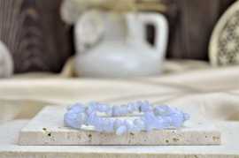 Náramok sekaný MODRÝ CHALCEDÓN - Aktivácia Hrdlovej Čakry, Tvorivosť, Premena, Komunikácia, Zaceľuje Auru - Xs-15cm Afirmácia: Opúšťam všetko čo nedokážem ovládať a nachádzam vnútorný pokoj v tom čo môžem ovládať. 

Modrý chalcedón je kryštál podporujúci tvorivé schopnosti. Otvára myseľ, aby dokázala prijímať nové podnety a pomáha svojmu nositeľovi vyrovnávať sa s novými situáciami. Chalcedón v sebe stelesňuje duševnú prispôsobivosť a výrečnosť.