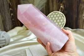 Generátor /obelisk z Ruženínu OKNO DO DUŠE (kryštáľ OKNO)  1,7kg Afirmácia: Bezpodmienečne sa Milujem


Ruženín – kameň lásky a vzťahov.


Kryštály Okien sú okná do našej duše, cez ktoré môžeme nazrieť za ilúziu identít a foriem, ktoré máme.