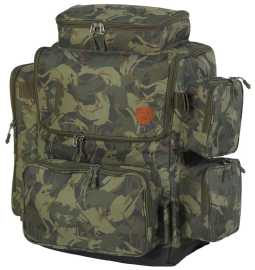 Giants fishing batoh luxury x-large rucksack.
 •Veľký robustný batoh pre dlhšie výpravy •Päť vonkajších vreciek po stranách •Robustné ramenné popruhy •Pútka na podberák a vidličky •Na chrbtovej časti dva D krúžky na uchytenie podložky •Vode odolný materiál v kamuflážovom vzore •Dno plecniaka z umývateľného materiálu