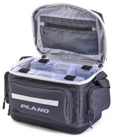 Plano taška weekend tacklebag 3600 slate.
 Špecifikácia: • Tvarovaná vodeodolná základňa poskytuje pevný, vodotesný základ, ktorý udrží vybavenie v suchu na mokrých dokoch, lodných palubách a pobrežiach •Veľký hlavný priestor poskytuje bezpečné, usporiadané uloženie vybavenia pre ľahký prehľad a rýchly prístup •600D polyester s podkladom odolným proti striekajúcej vode pre trvanlivú, vodeodolnú ochranu.