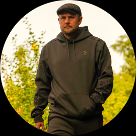 One more cast mikina splash camo hoodie - xl.
 Do každého kusu sú precízne všité panely nášho ikonického vzoru SPLASH CAMO, ktoré vytvárajú vyvážený, moderný vzhľad a zároveň vzdávajú poctu dedičstva OMC SplashCamo.
 Zloženie materiálu je len polovica príbehu.
 Vyrobené zo zmesi 34% bavlny a 66% polyesteru, mikina aj tepláky ponúkajú mäkký dotyk, ale zároveň odolnosť a tvarovú stálosť, akú život vonku vyžaduje.
 Akonáhle ju oblečiete, nebudete ju chcieť zložiť.