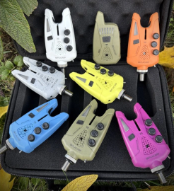 Flacarp sada signalizátorov x8+rx8 4+1 špeciálna edícia jeseň 2025 - sivá.
 Bezdrôtový príposluch RX8 vyniká spoľahlivosťou, dlhým dosahom, digitálnym prenosom signálu, množstvom funkcií a pamätí až pre 12 zariadení FLACARP.
 Nová farebná edícia vám umožní zladiť celý FLACARP set do posledného detailu – a mať tak nielen funkčnú, ale aj štýlovo zjednotenú výbavu, ktorá na brehu jednoducho vynikne.
 Špeciálna edícia je dostupná do konca roku 2025 alebo do vypredania zásob.
 Špičkové české signalizátory záberu FLACARP X8 vychádzajú z obľúbeného modelu X7 a pridávajú množstvo užitočných funkcií.
 Základné vlastnosti signalizátor FLACARP X8: •Presný digitálny snímač odvíjania vlasca, so širokým rozsahom nastavenia dĺžky poťahu (od 1,5mm až do 30cm) s novou funkciou minimalizujúcou počet falošných poplachov (detekcia vĺn a falošného poťahu vlasca pri rybolove z člna alebo pri zlom počasí, časové nulovanie falošne načítanej dráhy odvinutie vlasca).
 Základné vlastnosti a funkcie príposluchu FLACARP RX8: •Do pamäte je možné uložiť až 12 zariadení FLACARP (signalizátory, alarmy, senzory …) •Vyhodnocuje záber, na ktorý upozorní rovnakou farbou LED aj výškou tónu, aká je nastavená na signalizátore •Rozlišuje akusticky aj opticky padák a jazdu vpred •Nastavenie hlasitosti zvukovej signalizácie s možnosťou úplného vypnutia •Možnosť upozornenia vibráciami •Vyhodnocuje alarmy z pohybových čidiel aj otrasových senzorov FLACARP.
 * extrémny dosah vysielača je u našich výrobkov úplne unikátny.