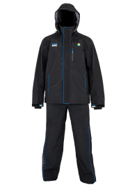 Preston innovations oblek dfh suit - xxxxl.
 Kabát DFH Kabát je navrhnutý s ohľadom na pohyb a pohodlie.
 Bib & Brace (návleky s trakmi) Návleky s trakmi dopĺňajú kabát a zaisťujú komplexnú ochranu tela.
 Materiál a zloženie: •Vonkajšia vrstva (Shell): 100% nylon – odolný a ľahký materiál, odolný proti roztrhnutiu •Membrána: 100% TPU – zaisťuje vodeodolnosť a priedušnosť •Vnútorná podšívka: 100% polyester – pohodlná a rýchloschnúca •DWR povrchová úprava pre zvýšenú odolnosť proti vode a špine 
 Hlavné výhody obleku DFH: •Odolnosť a vodeodolnosť: Kvalitné materiály poskytujú až 15K vodeodolnosť a 3K priedušnosť, takže zostanete v suchu aj pri intenzívnom daždi.
 Oblek DFH je teda ideálnou voľbou pre každého, kto potrebuje kombináciu odolnosti, ochrany a pohodlia v náročných podmienkach.