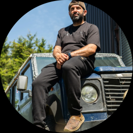 One more cast tepláky date knight jogger - l.
 Vlastnosti: •k dispozícii vo veľkostiach S až 4XL •farba: čierna •skvele padnúci strih •guma na koncoch nohavíc •bočné vrecká na zips •jednoduché zadné vrecko na zips •elastický pás •šnúrka na dotiahnutie v páse •lesklý One More Cast nápis na zadnom vrecku •unikátny One More Cast našitý label pod ľavým vreckom •materiál: 72% polyester, 28% bavlna